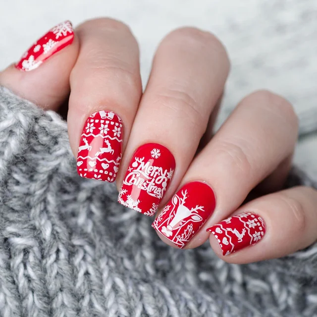 cheery Christmas manicure