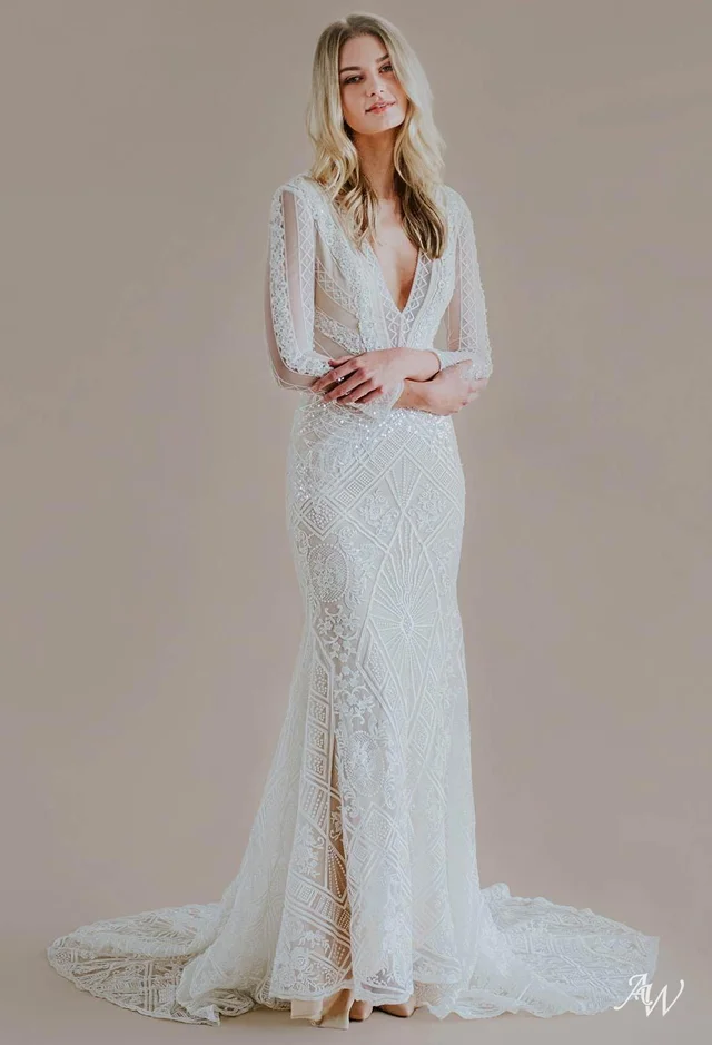 Vintage-inspired bride in a detailed lace wedding dress with long sleeves, embodying a romantic allure and individualistic style